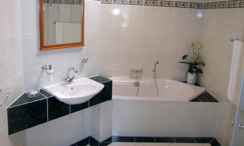 Badezimmer schwarz und weiß gefliest mit Bordüre
