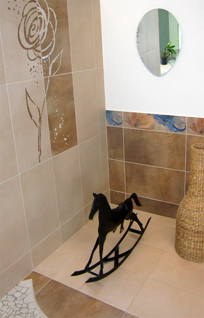 Gemütliches Badezimmer mit Musterfliesen und Bordüre
