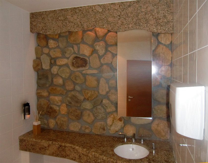 Rustikales Badezimmer mit Natursteinen