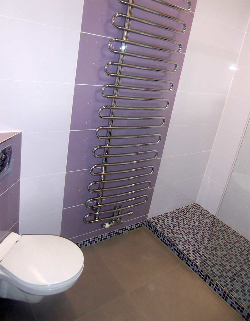 Modernes Badezimmer gefliest in lila violett mit Mosaikfliesen im Duschbereich, Heizkörper an der Wand
